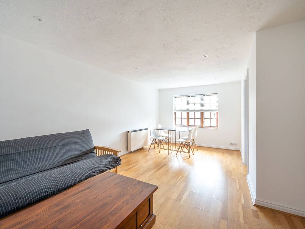 2 bed flat to rent in Selhurst Close, Wimbledon Common, London SW19