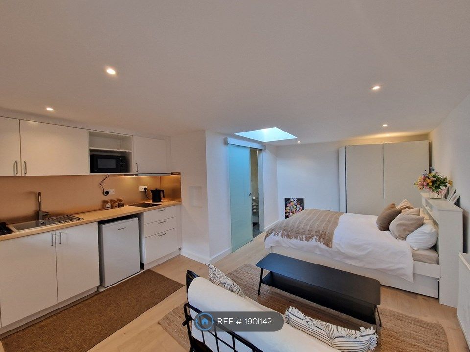 Studio to rent in Saxon Avenue, Feltham TW13, £1,400 pcm Zoopla