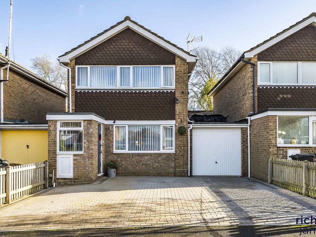 3 bed linkdetached house for sale in Barra Close, Highworth, Wiltshire