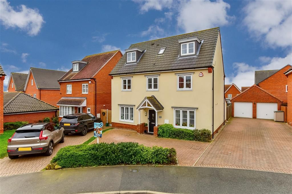5 bed detached house for sale in Stamford Drive, Dunton Fields, Essex