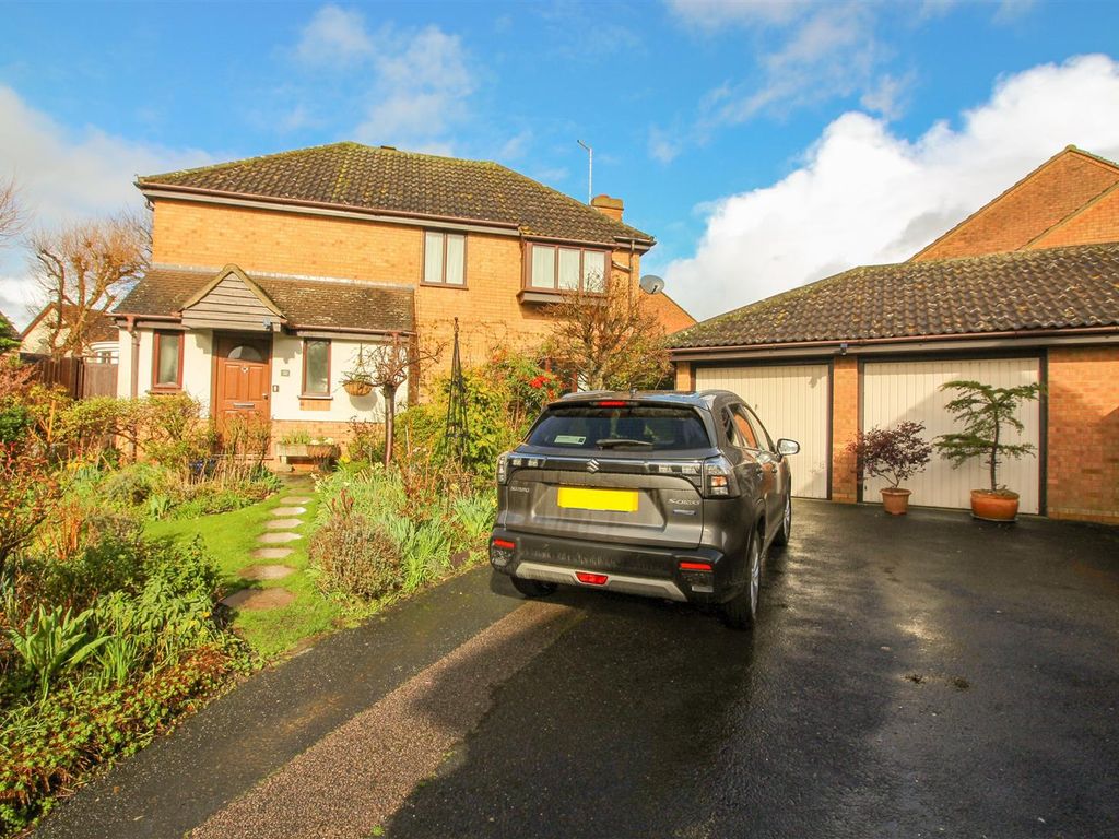4 bed detached house for sale in Dove Close, Thorley,