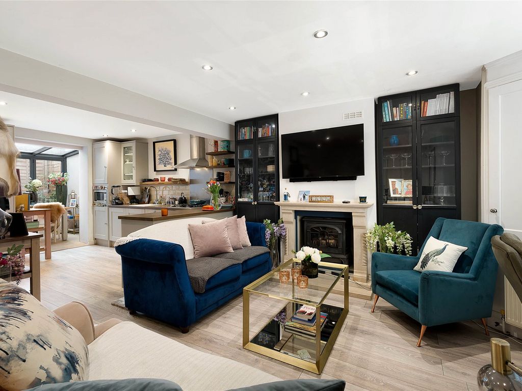 1 bed flat for sale in Battersea Bridge Road, London SW11, £525,000