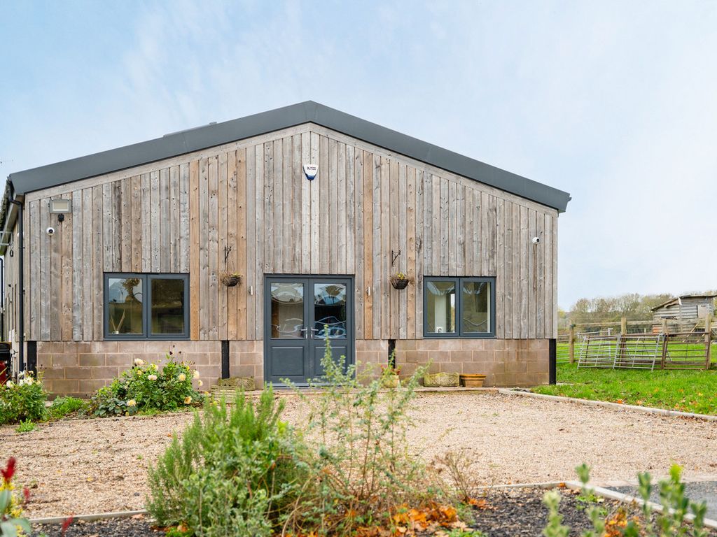 4 bed barn conversion for sale in Fockbury Road Dodford Bromsgrove