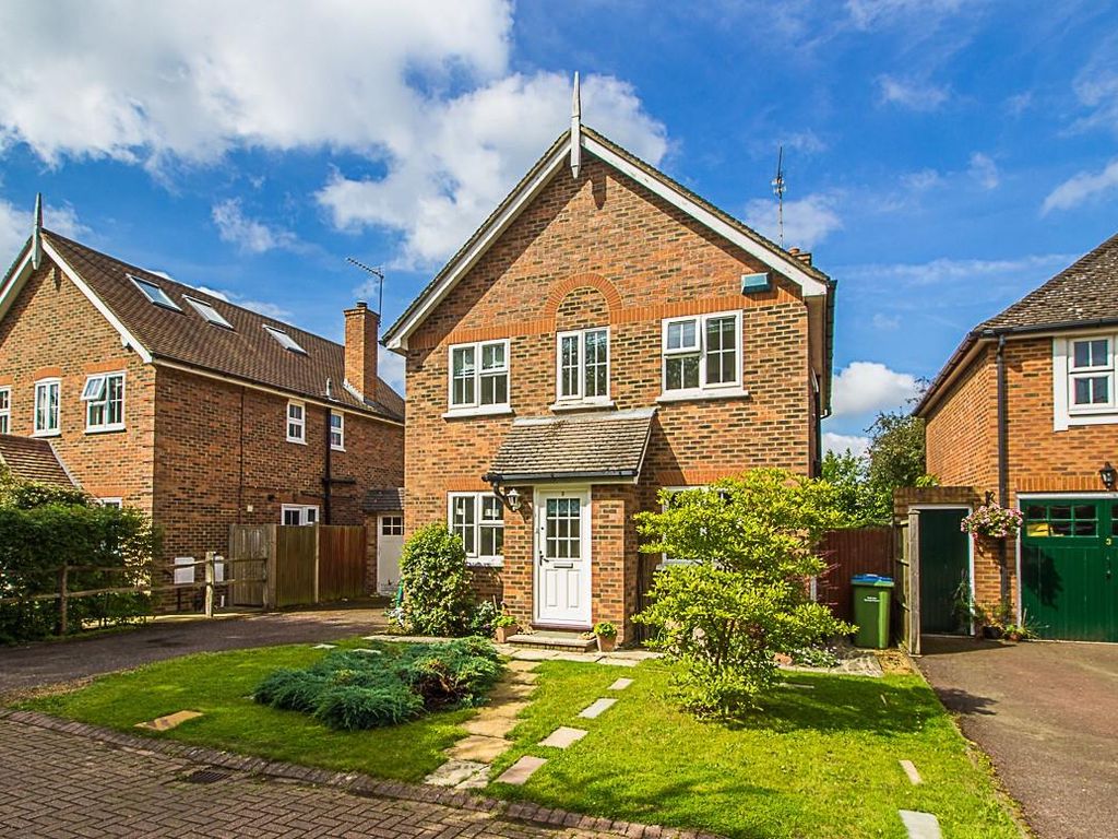 3 bed detached house to rent in Green Mead, Esher KT10 Zoopla