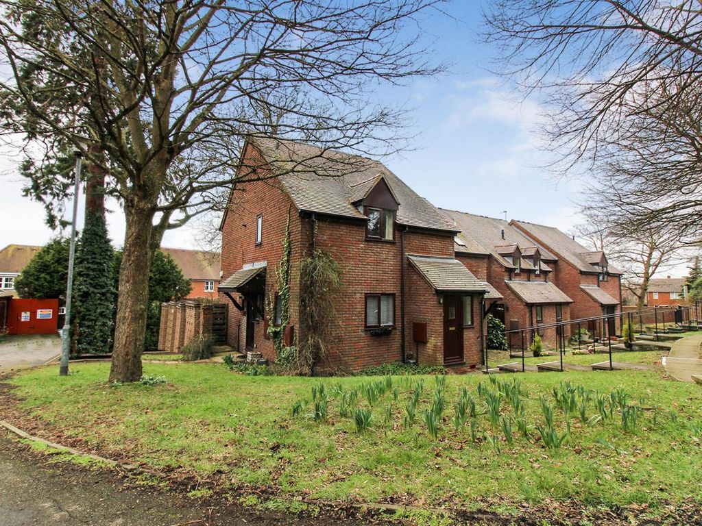 2 bed flat to rent in Chadbone Close, Aylesbury HP20 Zoopla
