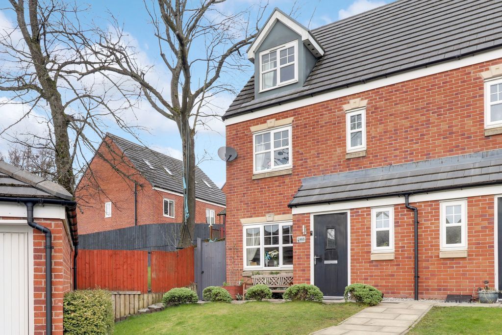 4 bed semidetached house for sale in Oakhurst Close, Wardle, Rochdale