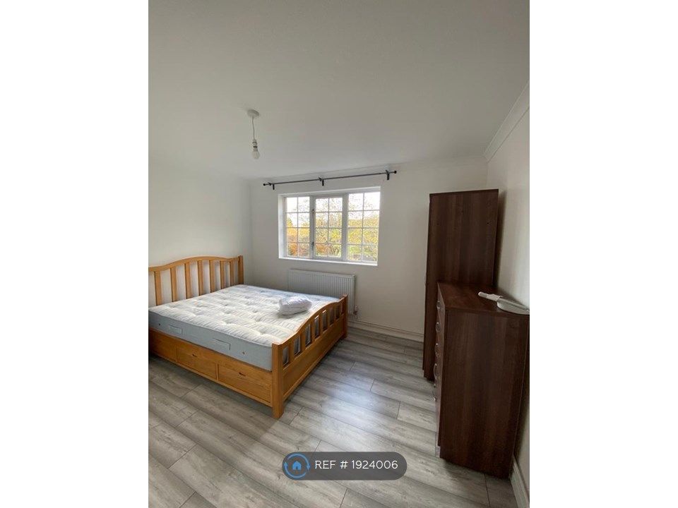 Room to rent in Cleavers Avenue, Conniburrow, Milton Keynes MK14, £675