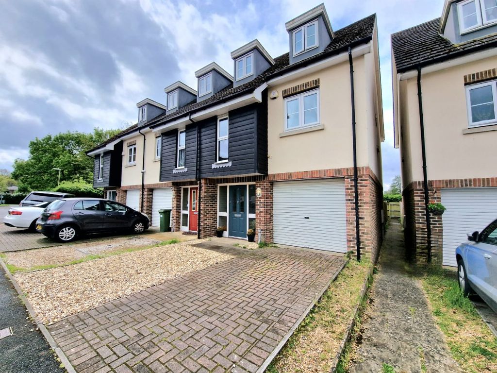 4 bed end terrace house for sale in Scholars Walk, Farnborough