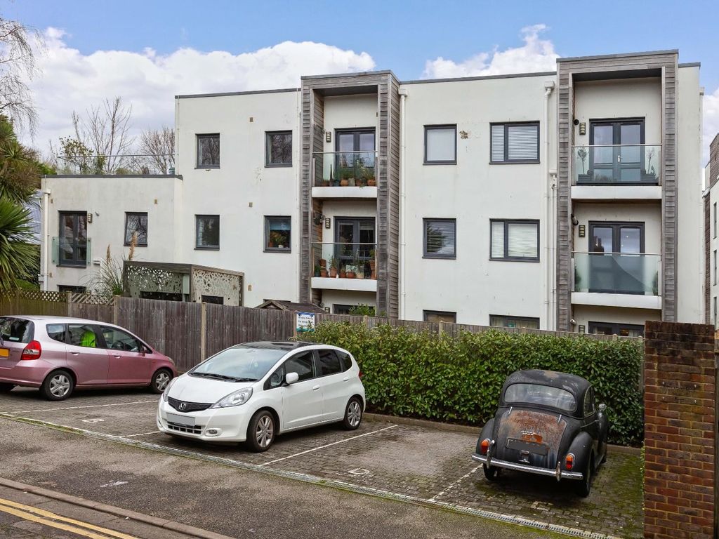 1-bed-flat-for-sale-in-the-upper-drive-hove-bn3-305-000-zoopla