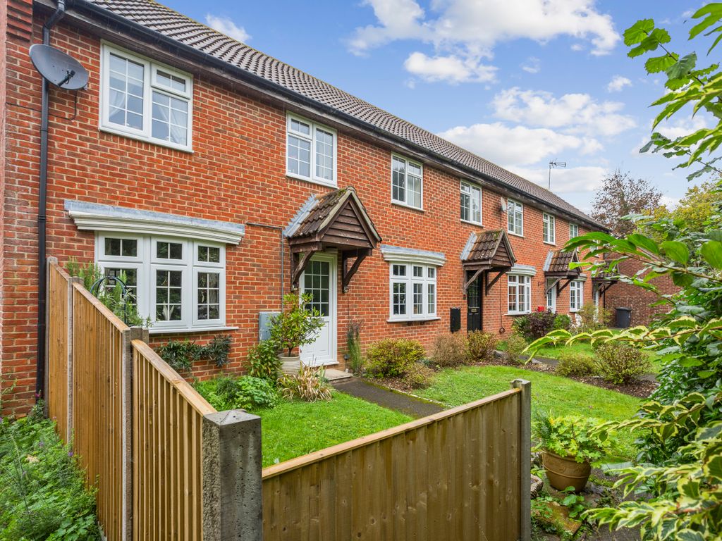 2 bed end terrace house for sale in Freemans Close, Hungerford RG17, £