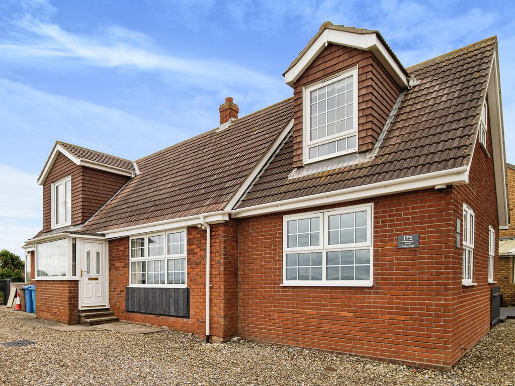 4 bed detached bungalow for sale in South Promenade, Withernsea HU19, £