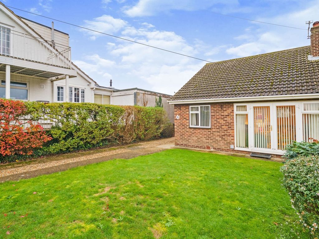 2 bed bungalow for sale in Highland Road, Nazeing, Waltham Abbey EN9