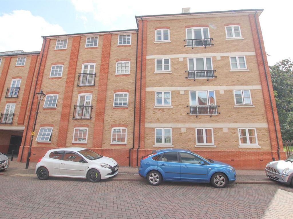 2 bed flat to rent in Albany Gardens, Colchester CO2, £1,050 pcm Zoopla