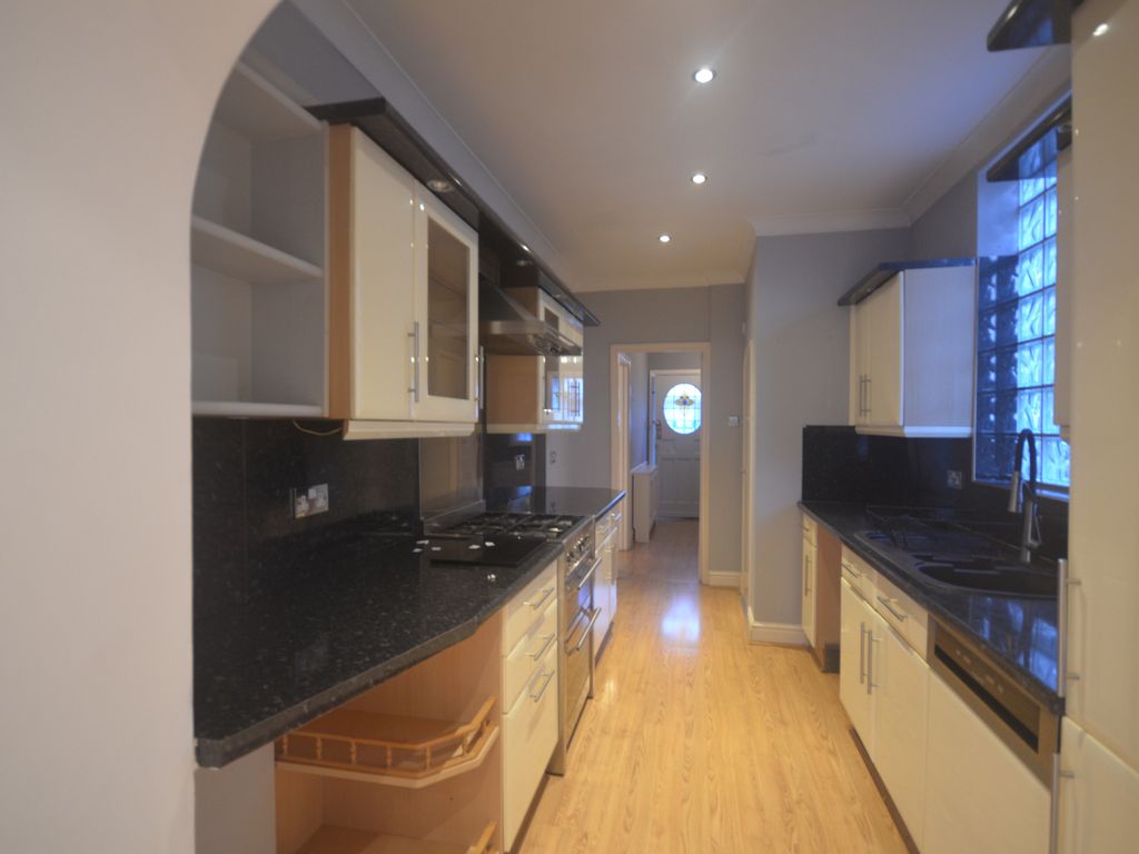 3 bed end terrace house to rent in Earlswood Gardens, Ilford IG5 Zoopla