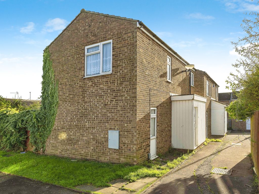 3 bed end terrace house for sale in Winchester Gardens, Luton