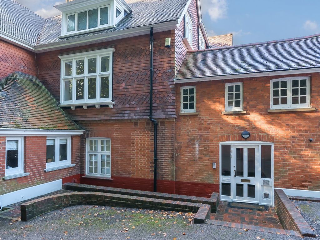 3 bed flat to rent in Manor Park, Chislehurst BR7, £1,900 pcm Zoopla