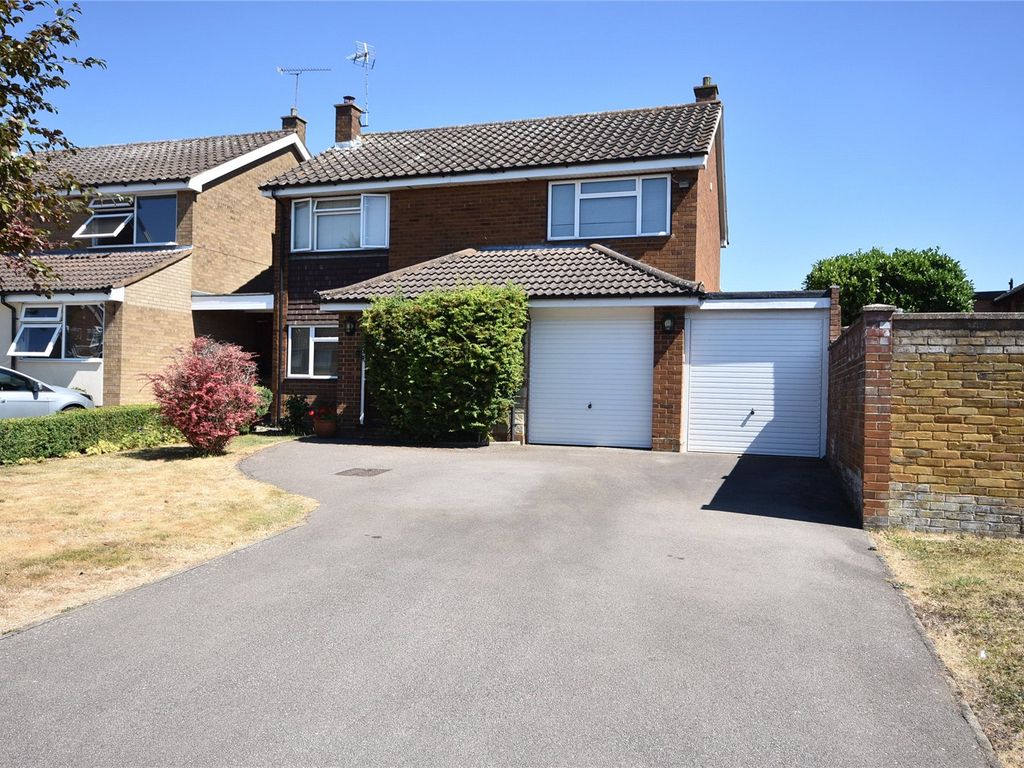 4 bed detached house for sale in Upton Close, Luton, Bedfordshire LU2