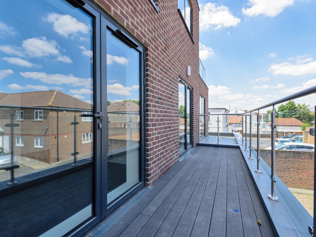 2 bed flat to rent in Blackfen Road, Blackfen, Sidcup DA15, £1,800 pcm