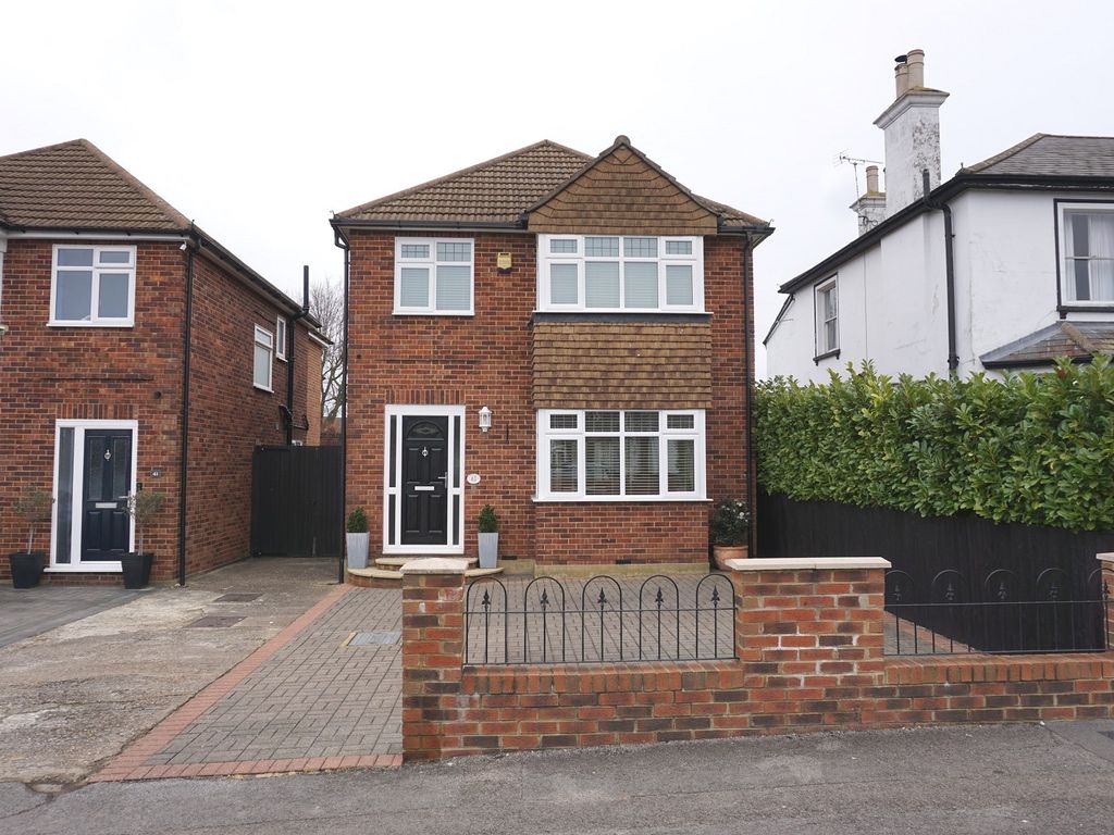 3 bed detached house for sale in Orchard Road, Chessington, Surrey. KT9