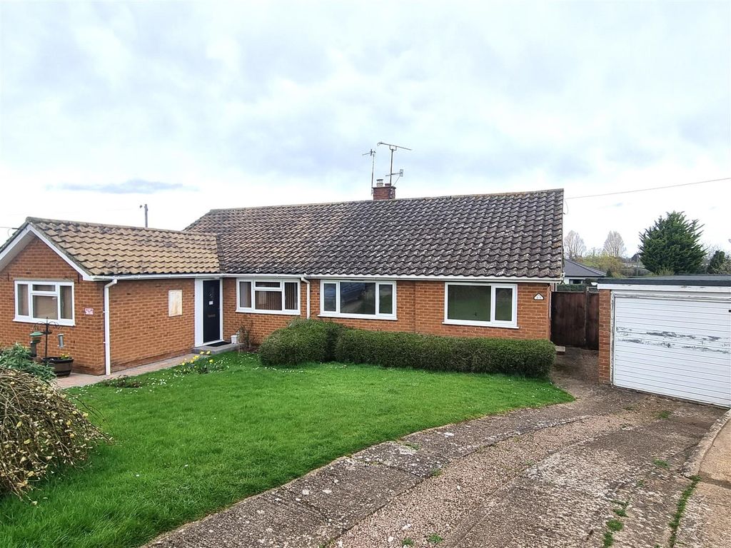 2 bed semidetached bungalow to rent in The Woodlands, Ryall, Upton