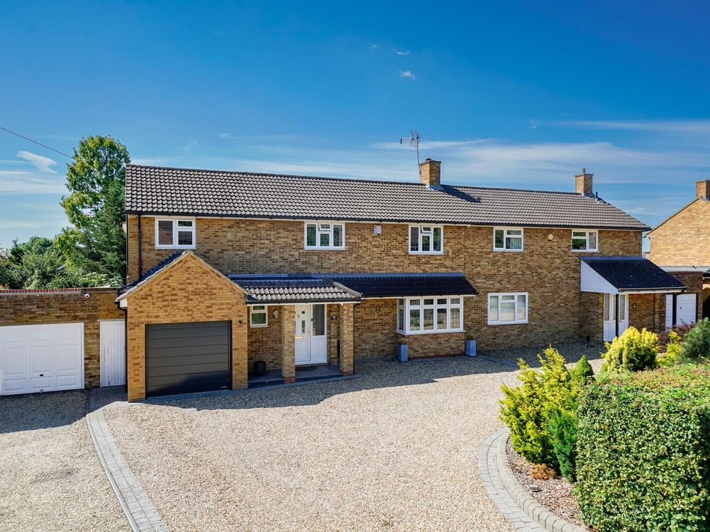 5 bed semidetached house for sale in Ellingham Road, Hemel Hempstead