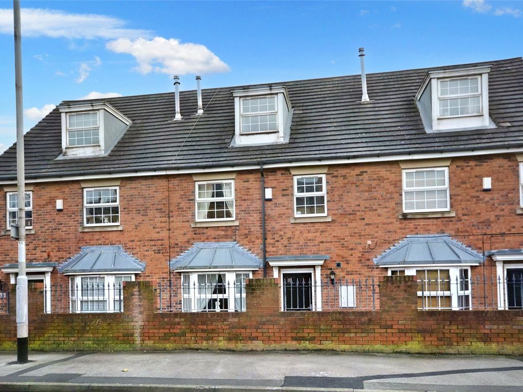 4 bed town house for sale in Linden Court, Rothwell, Leeds, West
