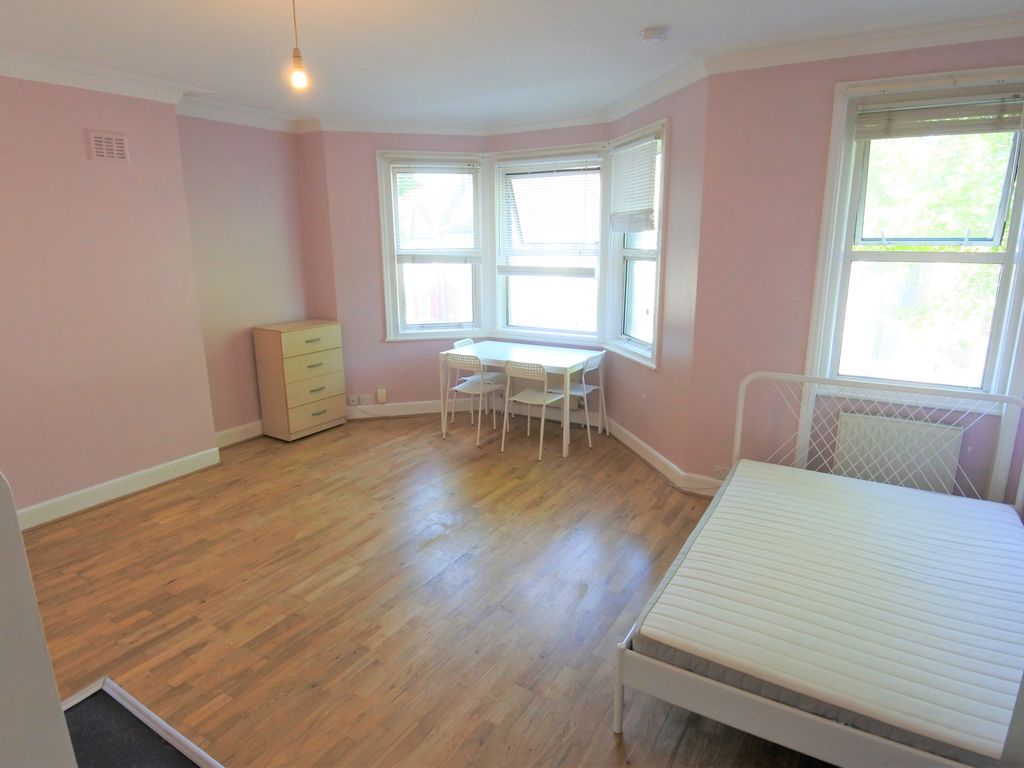 Studio to rent in Brondesbury Park, Willesden Green NW2, £1,150 pcm