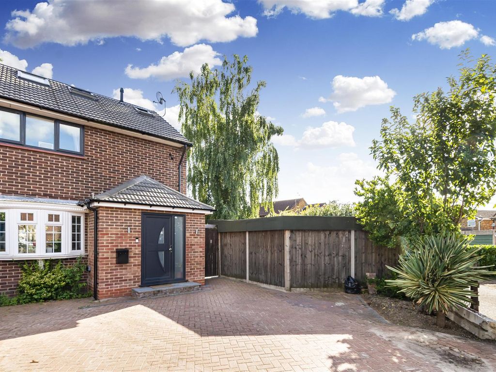 3 bed semidetached house for sale in Lower Cippenham Lane, Cippenham