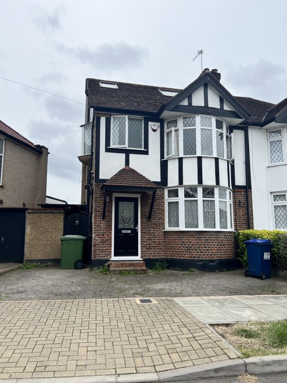 4 bed semidetached house to rent in Park Crescent, Harrow Weald