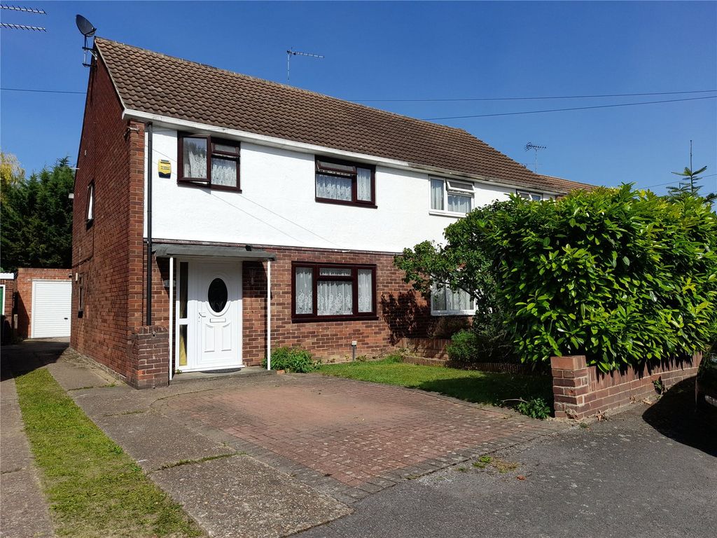 3 bed semidetached house for sale in Barton Road, Langley, Berkshire