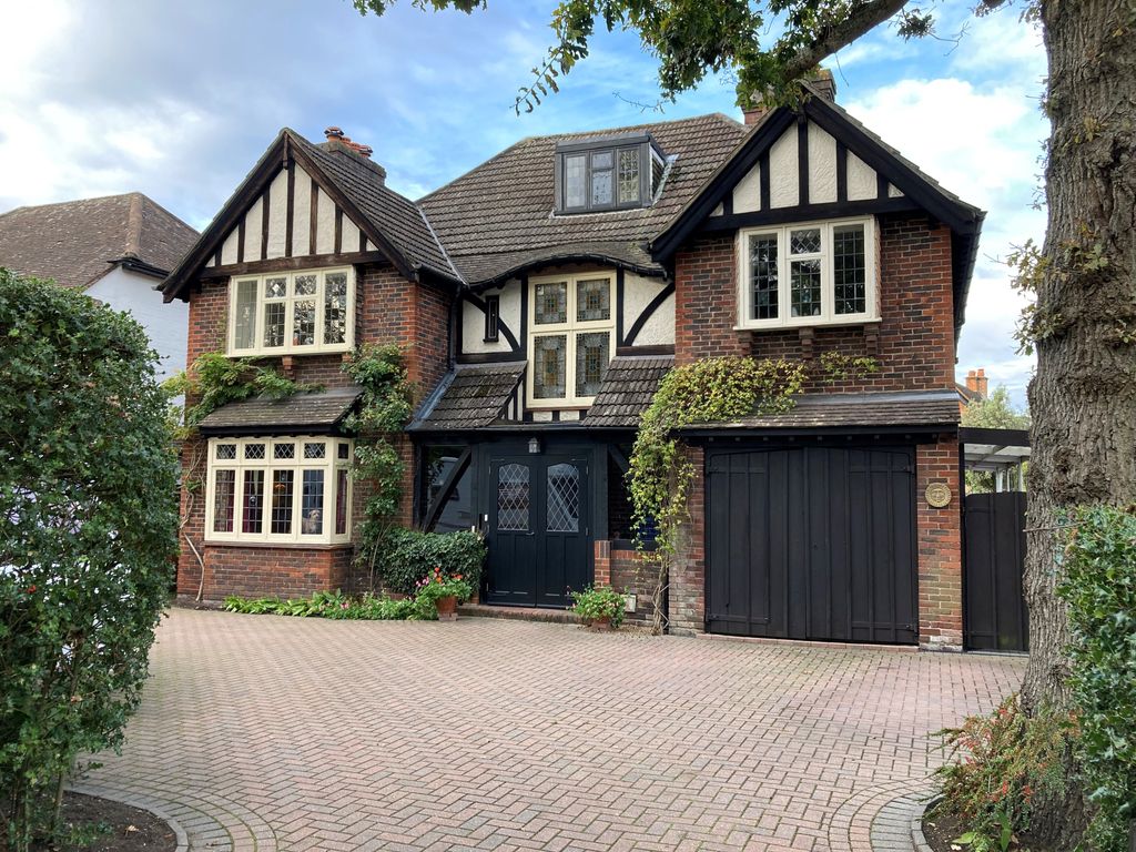 4 bed detached house for sale in Alexandra Road, Farnborough GU14, £