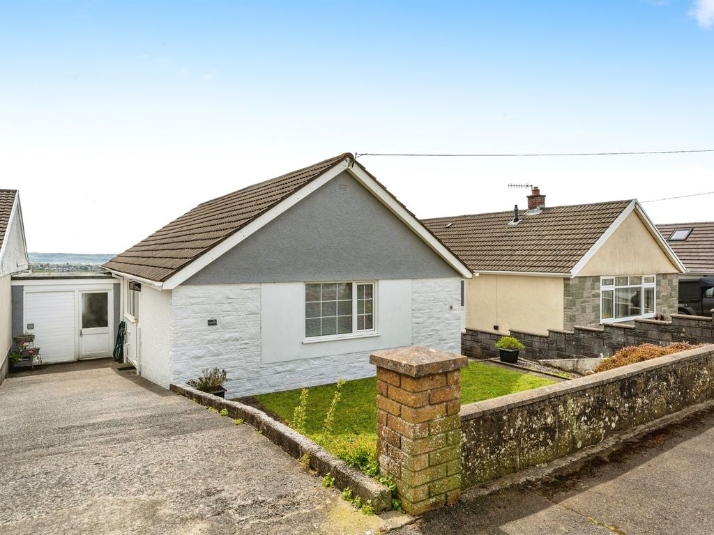 2 bed property for sale in Oaklands, Felinfoel, Llanelli SA14, £210,000