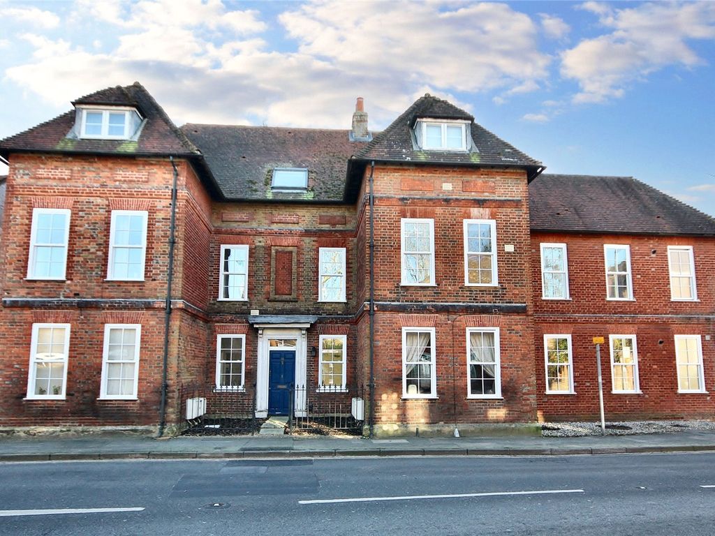 2 bed flat for sale in High Street, Old Woking, Woking, Surrey GU22, £325,000 Zoopla