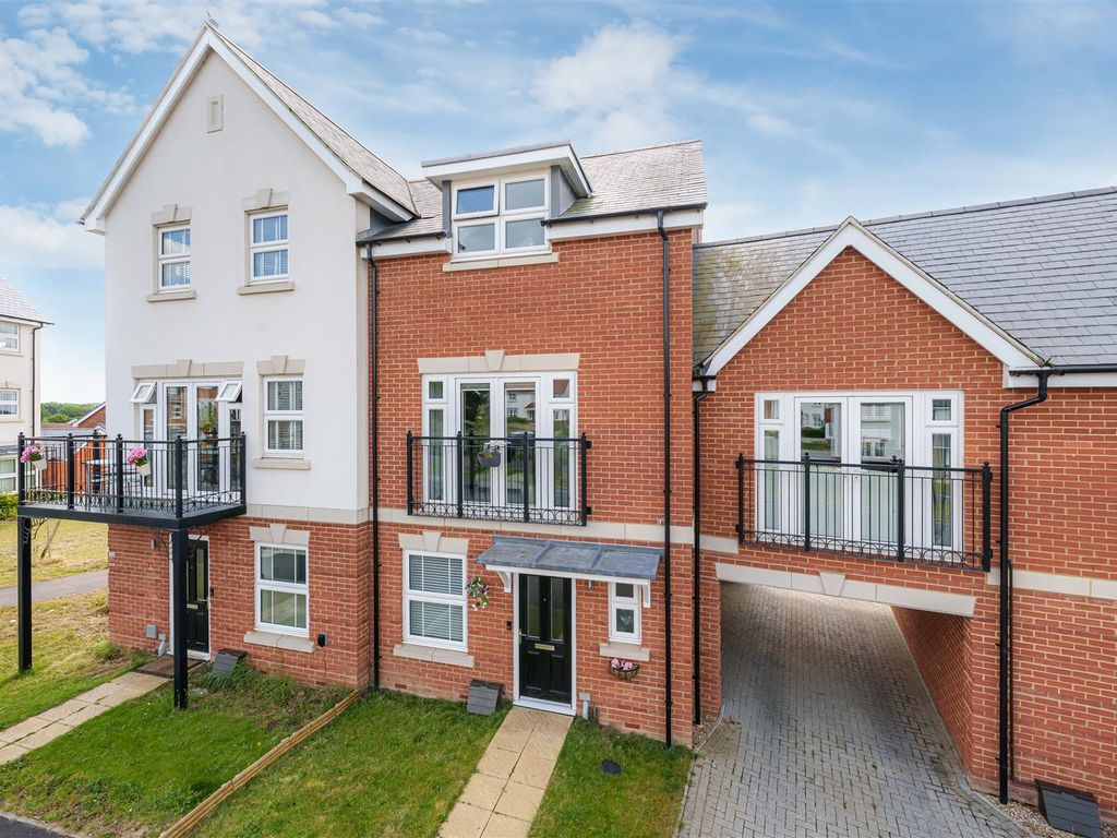4 bed semidetached house for sale in Oak Avenue, Wokingham, Berkshire