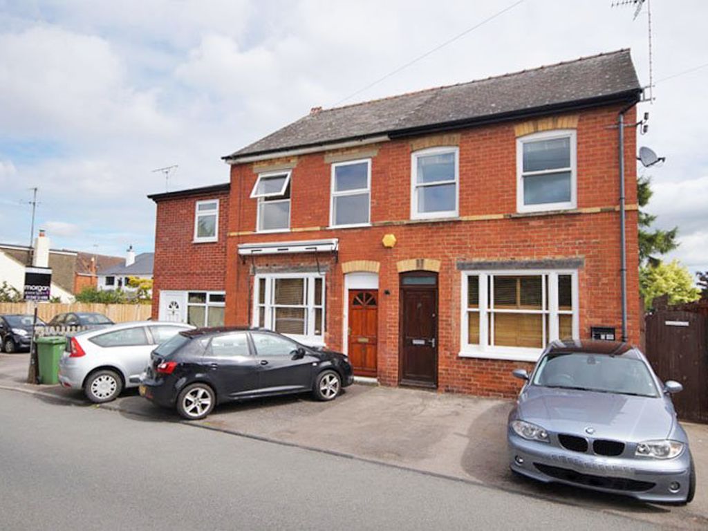 2 bed flat to rent in Church Street, Charlton Kings, Cheltenham GL53, £