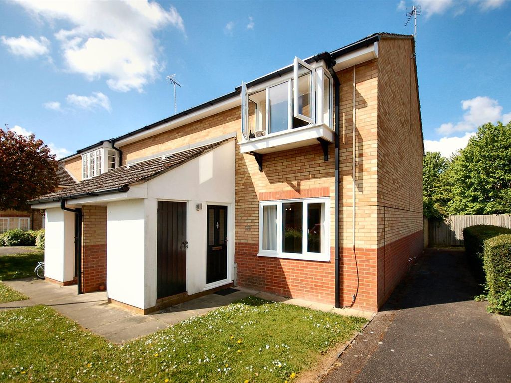 2 bed to rent in Tamarin Gardens, Cherry Hinton, Cambridge