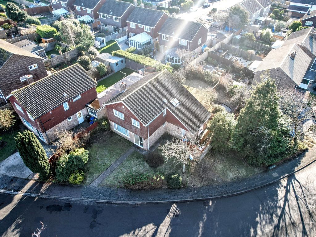 4 bed detached house for sale in Downsway, ShorehamBySea BN43, £