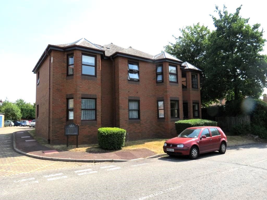 1 bed flat to rent in Parkgate, Windsor Lane, Burnham, Slough SL1, £