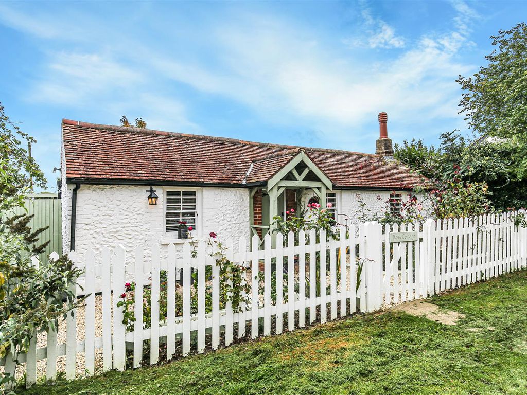 2 bed bungalow for sale in Westmore Green, Tatsfield, Westerham TN16