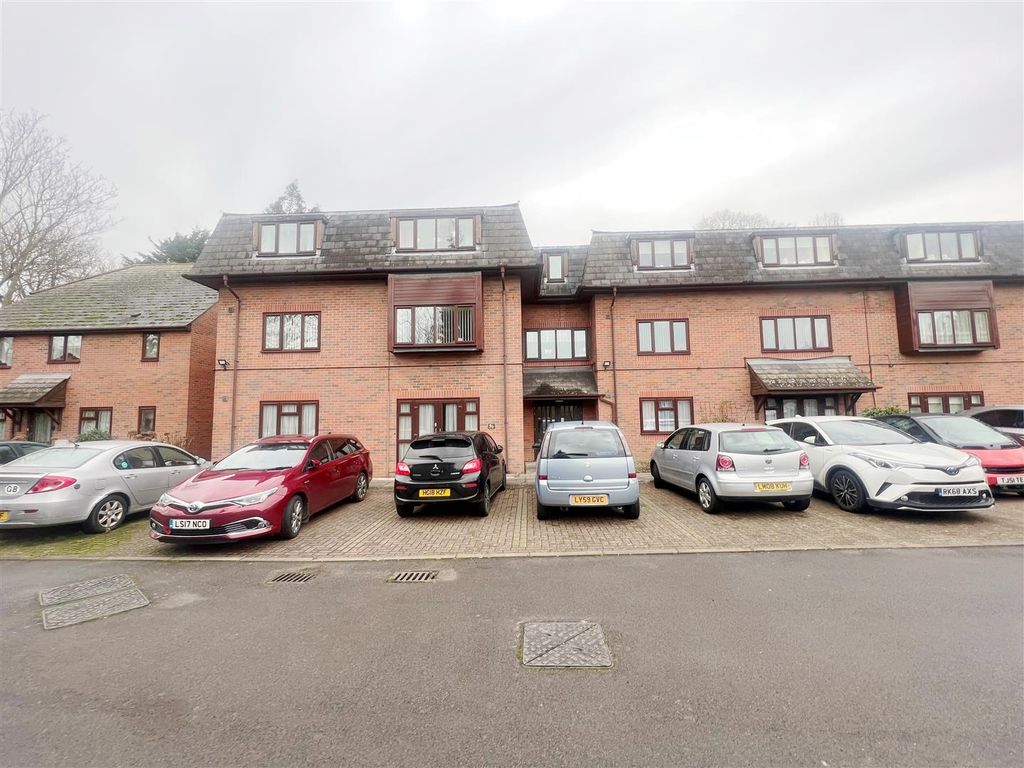 1 bed flat for sale in Lodge Drive, Hayes UB4, £85,000 Zoopla