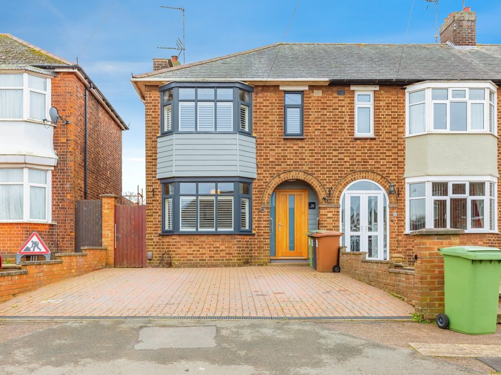 3 bed end terrace house for sale in Hillside Road, Wellingborough NN8