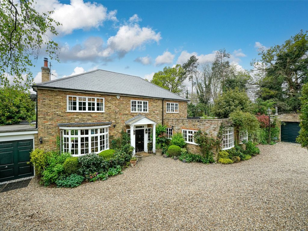 5 bed detached house for sale in The Leas, Longdean Park, Hemel Hempstead, Hertfordshire HP3