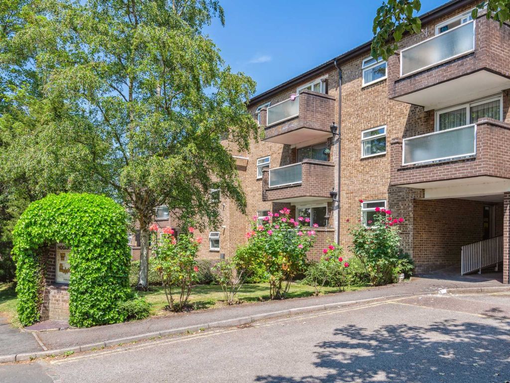 2 bed flat for sale in Hogarth Court, Steeplands, Bushey WD23, £350,000