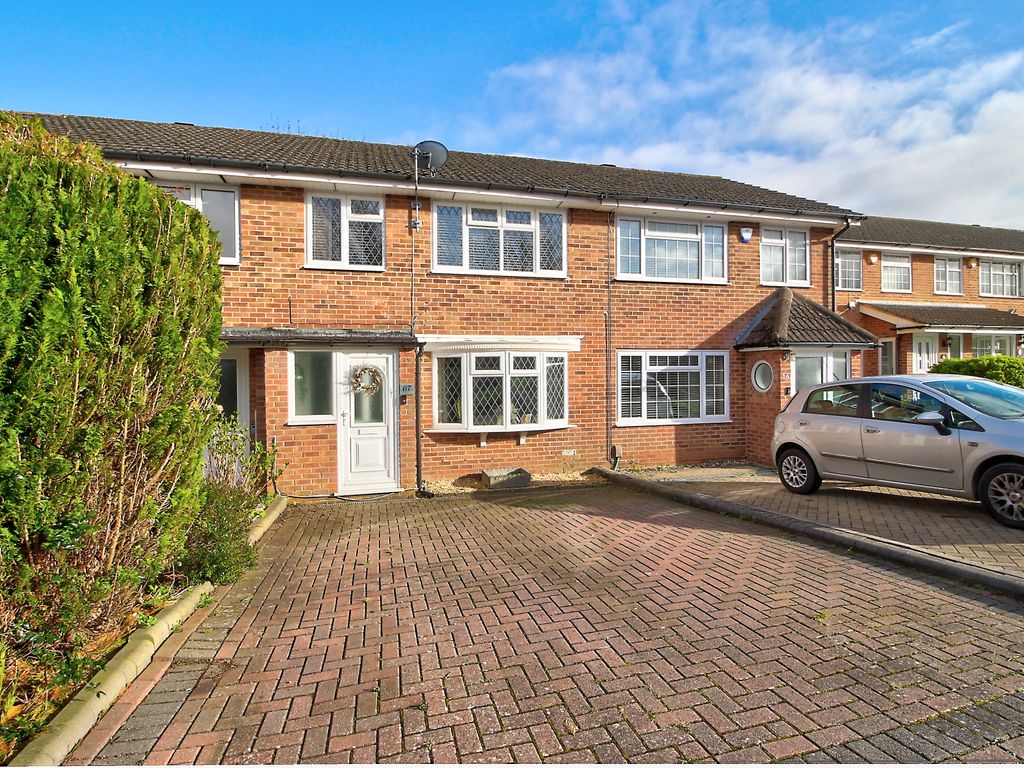 3 bed terraced house for sale in Porter Road, Basingstoke RG22, £