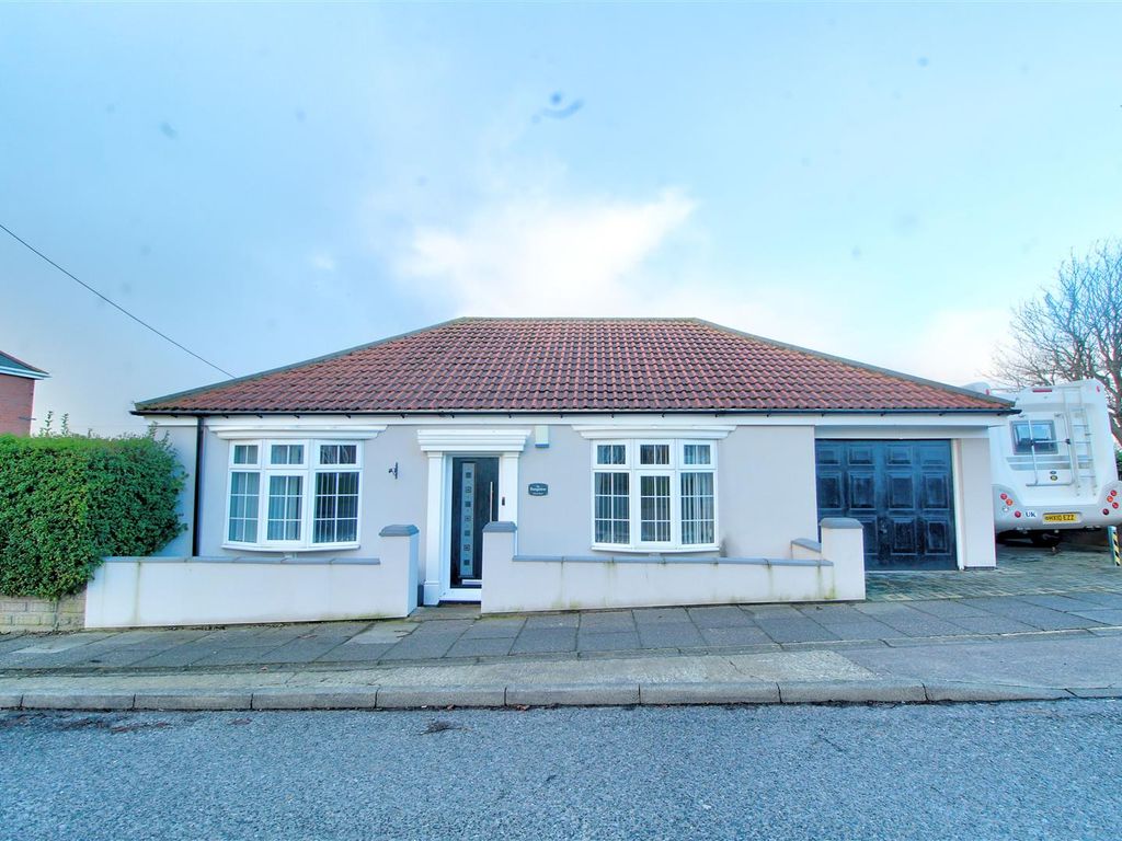 2 bed detached bungalow for sale in Church Road, HettonLeHole