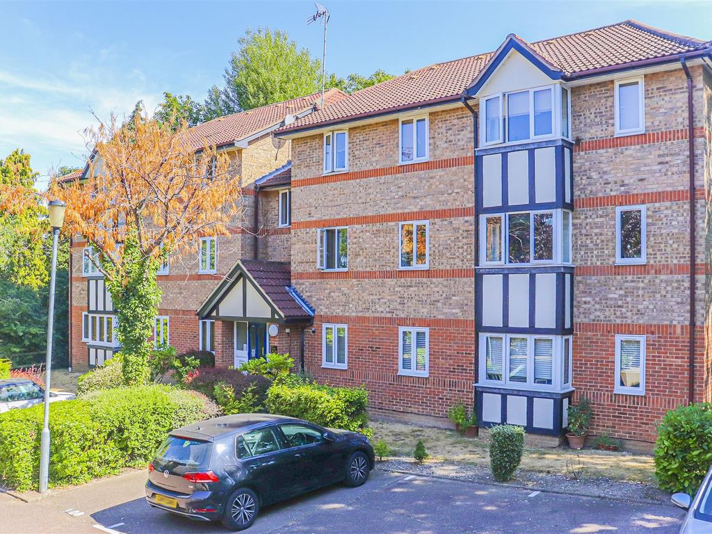 2 bed flat to rent in Deer Close, Hertford SG13, £1,395 pcm Zoopla