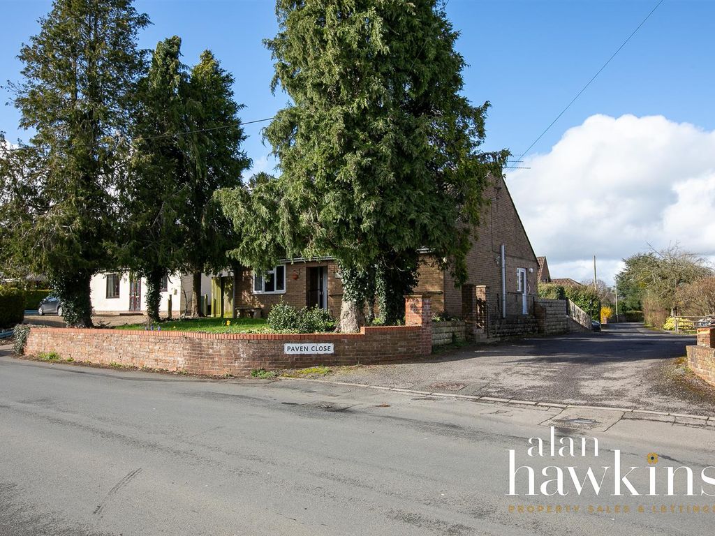 3 bed detached bungalow for sale in Pavenhill, Purton, Swindon SN5, £