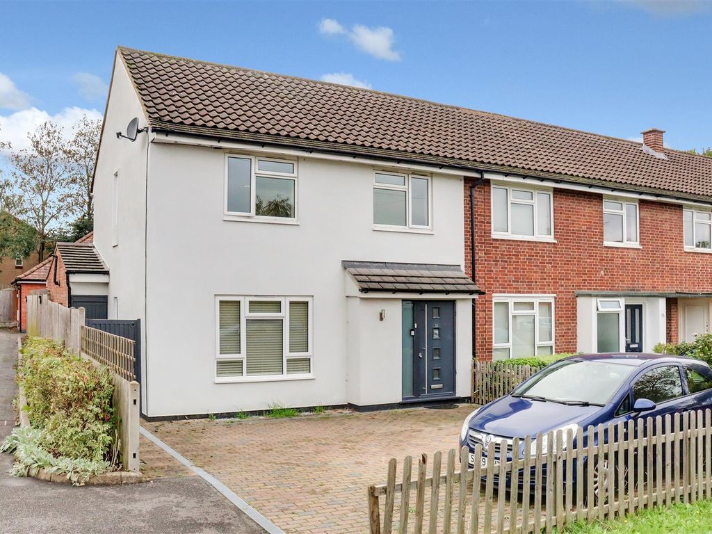 3 bed end terrace house for sale in Brookfield Gardens, Claygate, Esher