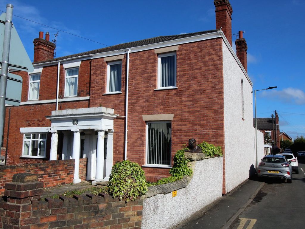 3 bed semidetached house for sale in Moss Road, Askern, Doncaster DN6