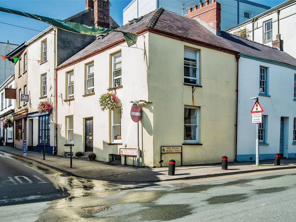 3 bed end terrace house for sale in Queen Street, Carmarthen